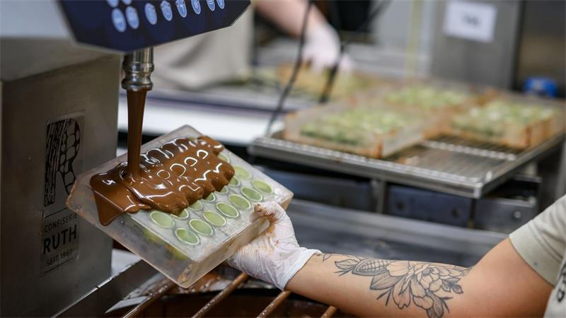 Schoko-Produktion fürs Weihnachtsgeschäft im vollen Gang Viel Handarbeit ist gefragt.