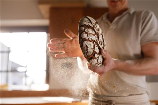 Viel Handarbeit macht die Arbeit des klassischen Bäckers wie bei der Bäckerei Raffert aus. Doch die bei den Discountern erhältlichen Backwaren sind meist aus Teigmischungen aus der maschinellen Massenfertigung gefertigt.  Foto: Pixabay