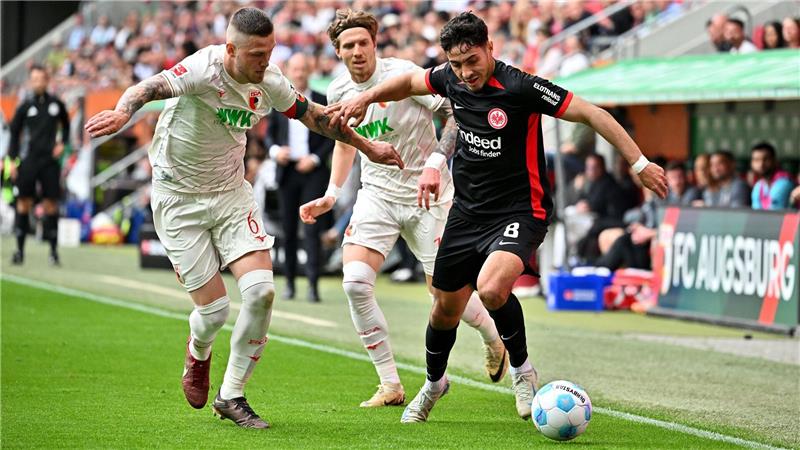0:0 in Augsburg: Frankfurt holt Punkt beim Trapp-Comeback Viel Kampf in Augsburg: Frankfurts Farès Chaïbi (r) gegen FCA-Kapitän Jeffrey Gouweleeuw (l) und Kristijan Jakic.