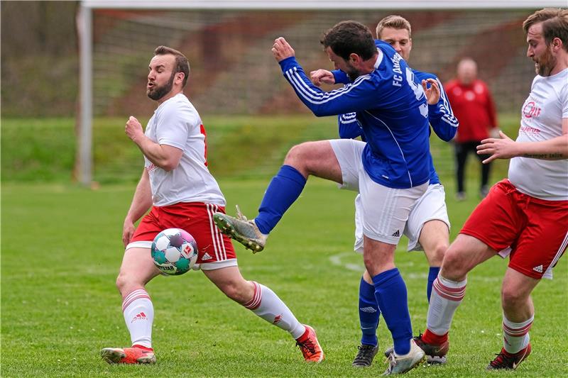 Erste Niederlage für Othfresen, wichtiger Schritt für Langelsheim Viel Kampf in Groß Döhren: Othfresens Pascal Pilz (Mi.) klärt den Ball vor FC -Spieler Dennis Koch. Foto: Drechsler
