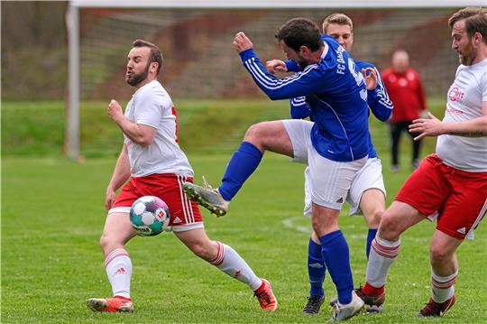 Viel Kampf in Groß Döhren: Othfresens Pascal Pilz (Mi.) klärt den Ball vor FC -Spieler Dennis Koch. Foto: Drechsler