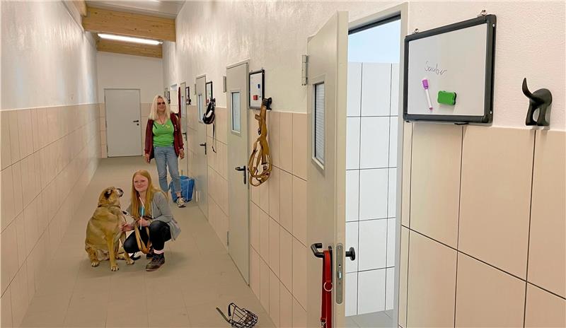 Viel Licht und viel Platz bietet die fertiggestellte Hundehalle. Darüber freuen sich die 2. Vorsitzende des Tierschutzvereins, Klaudia Klensmann, und Tierheim-Mitarbeiterin Annalena Thomann mit Hündin Samanta. Foto: Nachtweyh