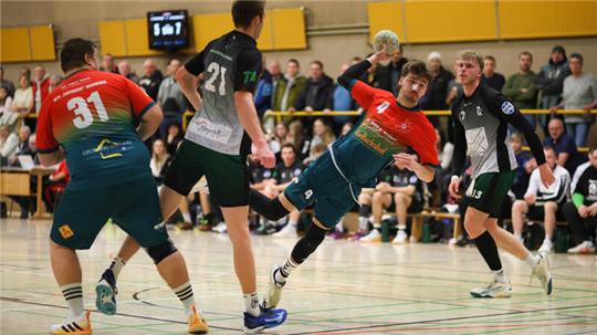 Viel Platz für Hornburgs Nigel Gille am Kreis der HSG Langelsheim/Astfeld: Der MTV-Torjäger markiert einen seiner 13 Treffer beim 32:28-Erfolg seines Teams. Foto: Gietemann