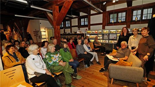 Viel Platz ist nicht im Zinnfigurenmuseum, und so war die Veranstaltung schnell ausverkauft: Dietrich Zychla (auf der Couch) und hinter ihm (v.li.) Sabine Kempfer, Elke Brummer und Barbara Schüler hatten Gruseliges mitgebracht.