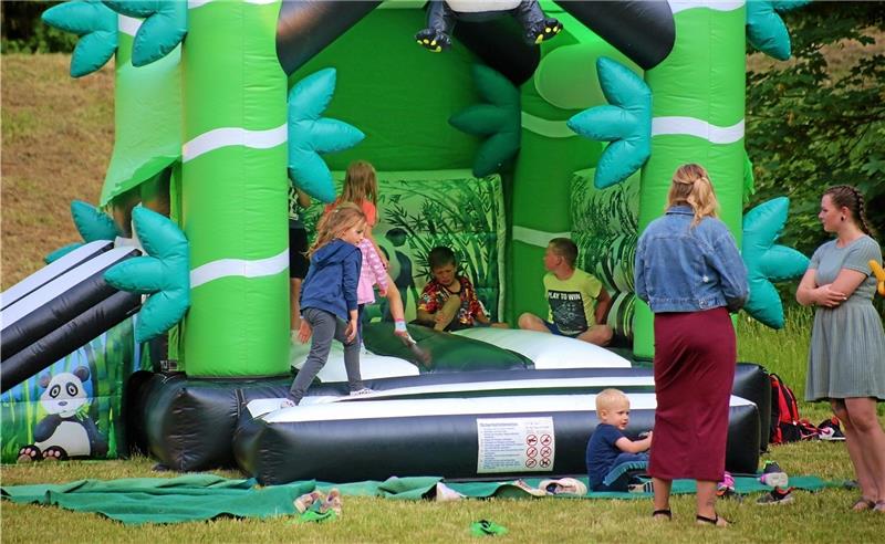 Viel Platz zum Toben bietet die Hüpfburg für die Kinder.