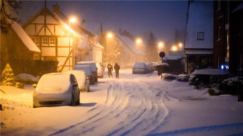 Viel Schnee, Eis und heftiger Wind sorgen für schwierige Straßenverhältnisse in Bremen und Niedersachsen. 