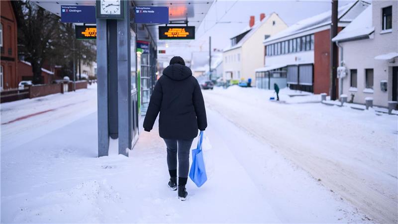 Sturm „Elli“ zieht ab, Frost kommt – Probleme im Bahnverkehr Viel Schnee und eisiger Wind sorgen in Niedersachsen und Bremen für Herausforderungen.