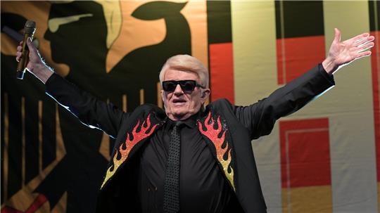 Viel Schwarz-Rot-Gold ist zu sehen, wenn Heino auf der Bühne singt.