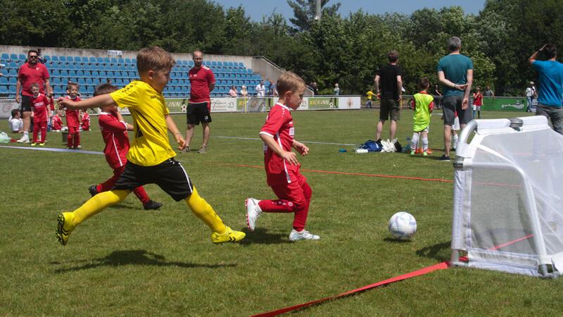 Viel Spaß bei der Torejagd: Auch die G-Junioren des VfL Liebenburg (r.) und der JSG Goslar sind beim „Tag des Kinderfußballs“ im Osterfeldstadion dabei. In der kommenden Saison ist die neue Spielform verbindlich.