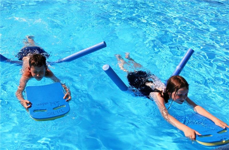 Schladener „Treff“ bietet Schwimmkurs im Freibad an Viel Spaß im Wasser haben auch Leonardo und Samira. Mithilfe eines Schwimmbretts und einer -nudel gleiten sie souverän durch das Becken des Freibads. Fotos: Jambrek