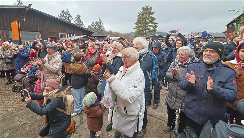 Großer Besucheransturm auf Goslars Weihnachtsmarkt unter Tage Viele Menschen knubbeln sich auf einem Platz und verfolgen klatschend und fotografierend ein Geschehen.