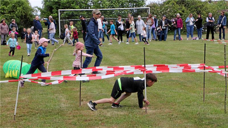 Erfolgreicher Auftakt: So verlief der erste Kita-Sponsorenlauf in Hahausen Viel Trubel herrscht beim Sponsorenlauf des Eltern- und Förderverein des St.-Romanus-Kindergartens auf dem Hahäuser Sportplatz.