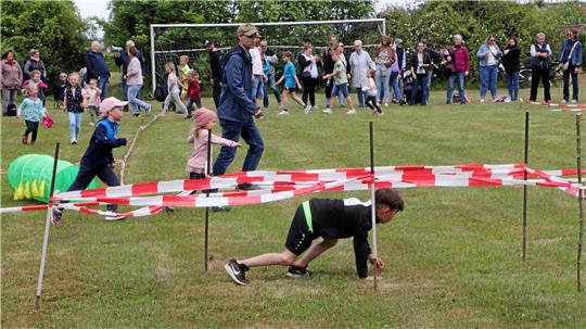 Viel Trubel herrscht beim Sponsorenlauf des Eltern- und Förderverein des St.-Romanus-Kindergartens auf dem Hahäuser Sportplatz.