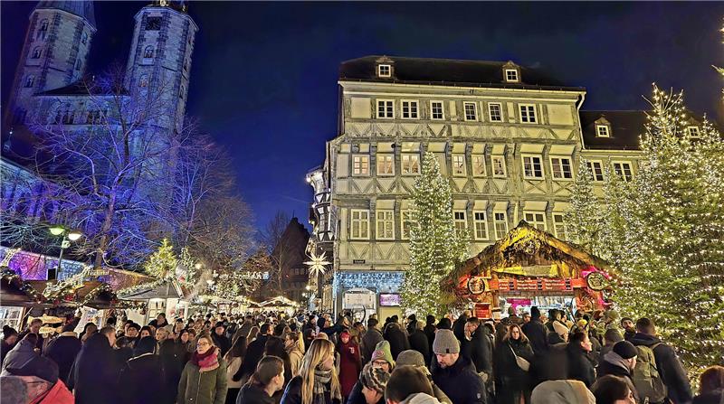 Weihnachtsmarkt in Goslar. Viele Menschen und eine Kirche im Hintergrund. Schon etwas später am Tag