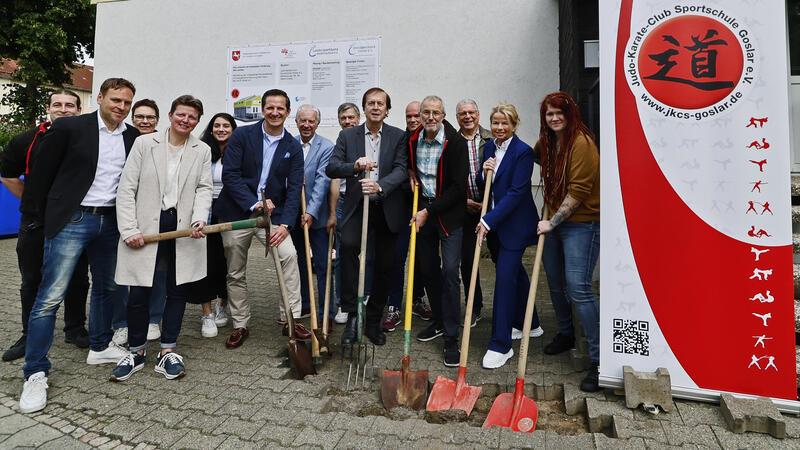 JKCS Goslar steckt 1,25 Millionen Euro in Umbau Viel Unterstützung beim Spatenstich: Geldgeber und JKCS-Mitglieder um den Vorsitzenden Wolfgang Kummer (4. v. re.) packen beim Umbau des Dojos an der Marienburger Straße mit an. Foto: Epping