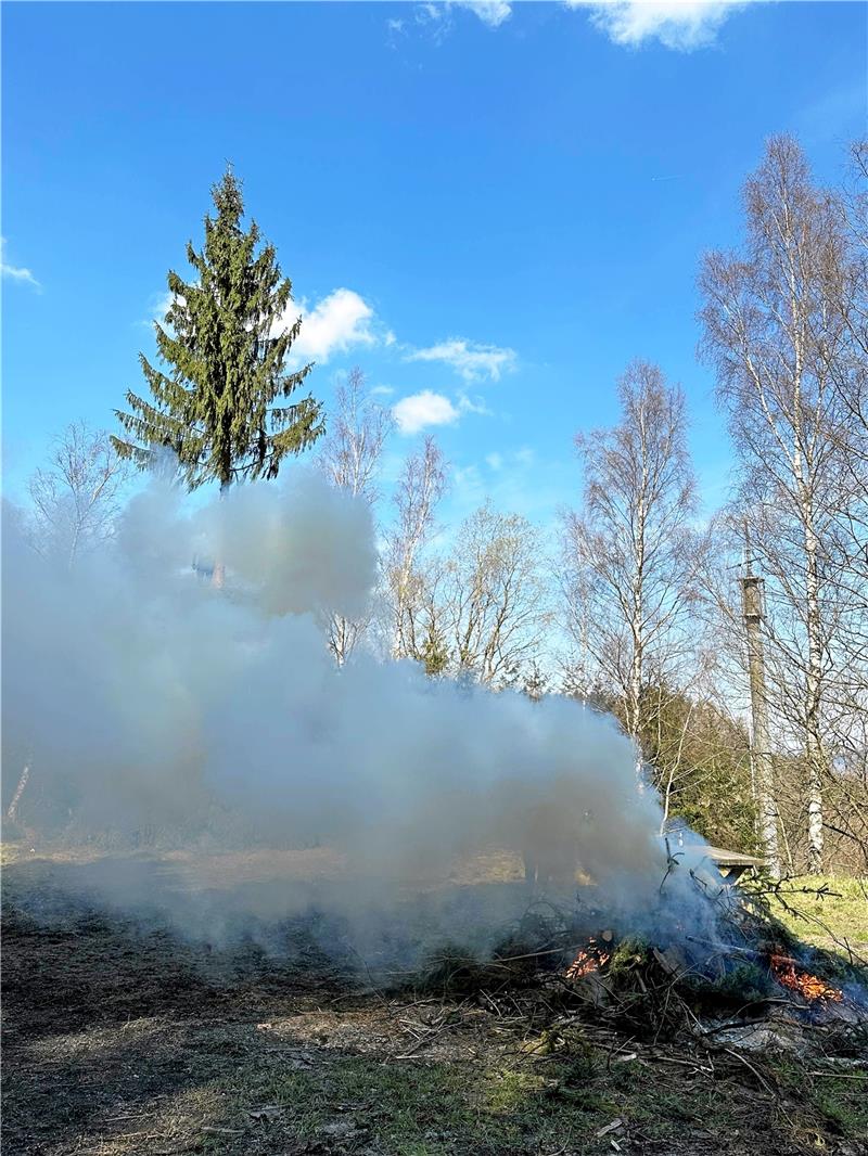 Viel Wirbel um den Rauch: Eine angemeldete Probe zum Osterfeuer führt am Freitag zu Sirenenalarm.  Foto: Hohaus