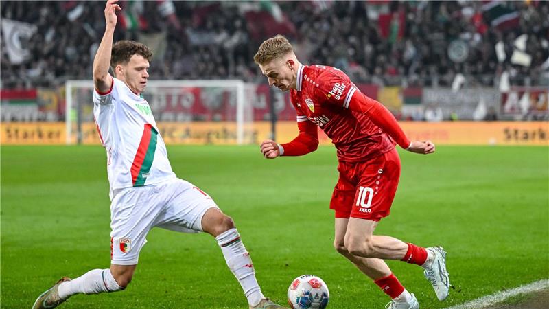 Starker Undav führt Stuttgart zum Torfest in Augsburg Viel ging in der Offensivbe beim VfB über Außenstürmer Chris Führich (r).