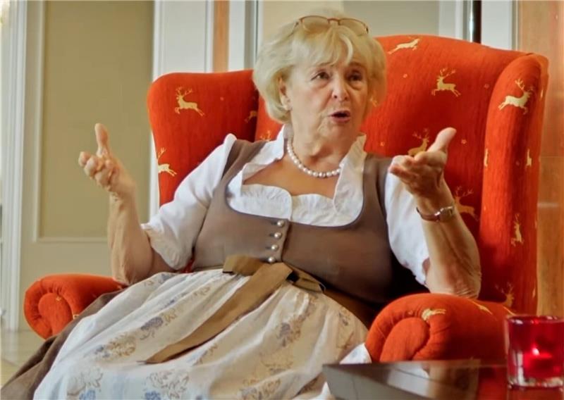 Digitale Plaudereien aus „Rosis Nähkästchen“ Viel hat Rosemarie Bartels erlebt, viel kann sie erzählen. Auf der sozialen Plattform Instagram informiert der „Braunschweiger Hof“ schon seit 2017 über Besonderheiten aus dem Haus. Erst kürzlich ist „Rosis Nähkästchen“ online gegangen. Die Idee dazu hatte Prokurist Andreas Koch. Der Betrieb gilt als einer der ältesten gastronomischen Familienunternehmen in der Region, besteht seit 1894. Screenshot: Potthast/Fotos: Privat