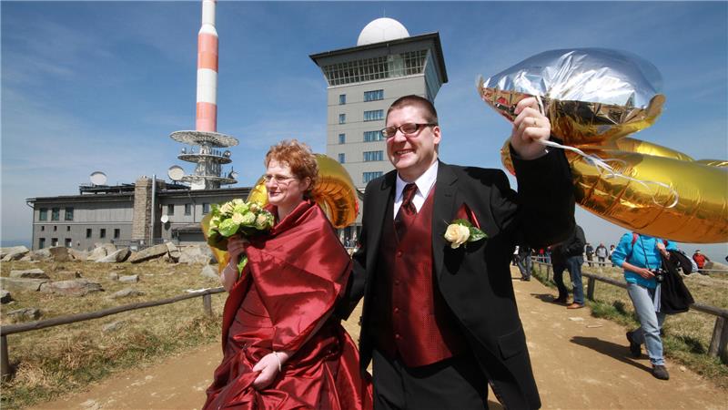 Ein Hochzeitspaar auf dem Brocken.