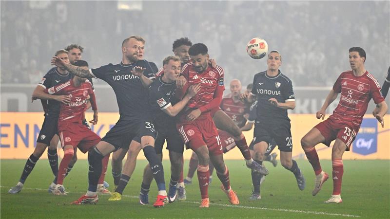 Befreiungsschlag im Abstiegskampf: Düsseldorf besiegt Bochum Viel los im Strafraum: Die Bochumer Philipp Hofmann (li.) und Mikkel Rakneberg kämpfen mit Düsseldorfs Emmanuel Iyoha um den Ball.