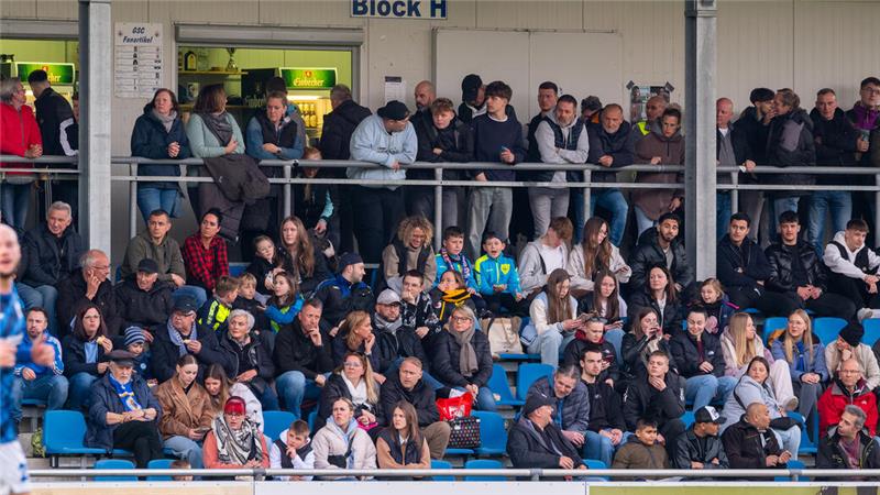 Viel los in Block H: Zum Bezirksliga-Duell zwischen dem Goslarer SC 08 und der TSG Bad Harzburg kommen allein 345 zahlende Zuschauer in das Osterfeldstadion. Foto: Drechsler