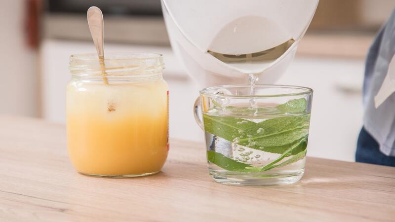 Wie Sie mit einfachen Tipps eine Erkältung loswerden Viel trinken: Salbeitee mit Honig lindert Erkältungssymptome.