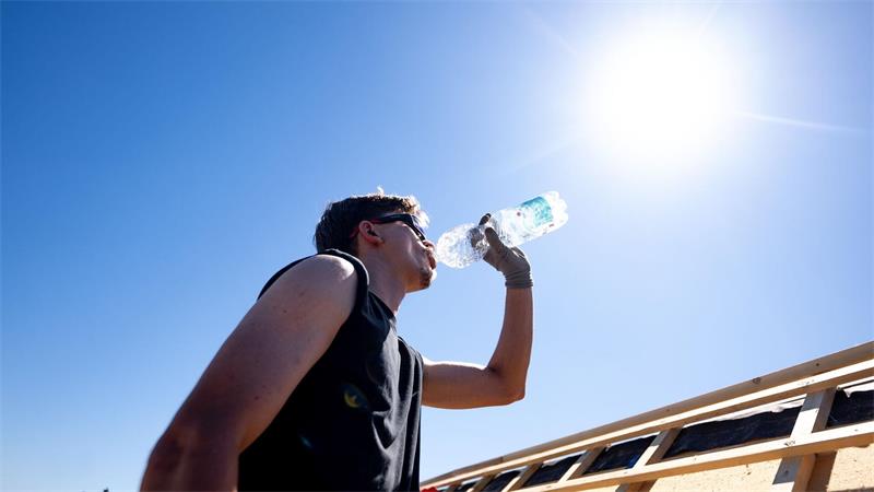 Fahimi fordert Hitze-Ausfallgeld Viel trinken ist nur eine Möglichkeit, wenn der Arbeitsplatz draußen ist und die Sonne knallt. (Archivfoto)