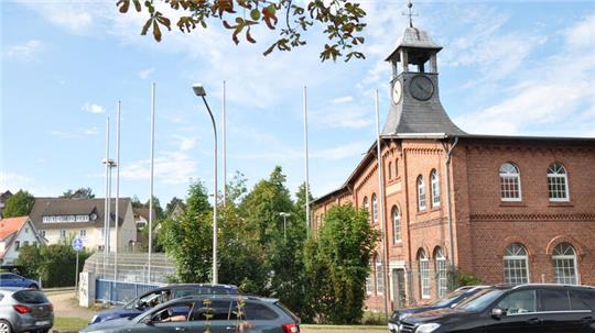 Viel ungenutzter Platz an bestens sichtbarer Stelle: Seit Dezember 2019 steht das riesige Areal an der Okerstraße nach dem Toom-Auszug leer.