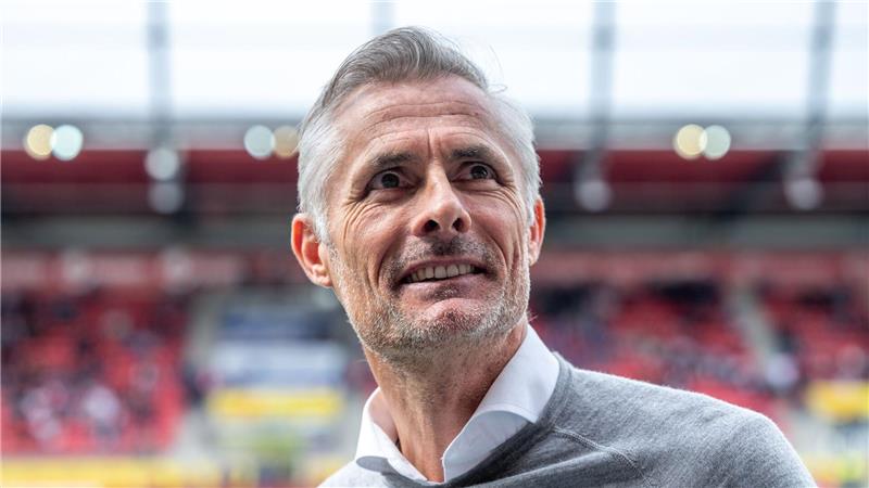 FC Schalke 04 verliert bei Schlusslicht Regensburg Viel wird über die Zukunft von Schalke-Trainer Kees van Wonderen diskutiert.