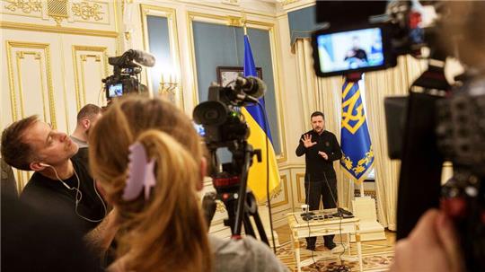 Viel wurde über ein zukünftiges Rohstoff-Abkommen zwischen den USA und der Ukraine spekuliert, doch geht es Selenskyj zufolge erst einmal nur um ein Rahmenabkommen. 