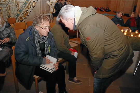 Viel zu tun: Krimi-Autor Hans-Martin Gutmann signiert seine Bücher.  Foto: Hartmann