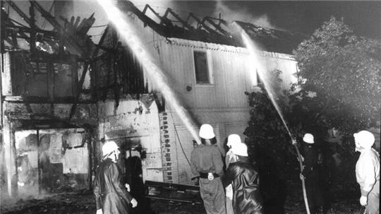 Viel zu tun hat die Feuerwehr 1979: Gleich mehrfach brechen damals im ehemaligen Kurhotel Juliushall Brände aus, sodass die Feuerwehr zu Großeinsätzen ausrücken muss. Im Anschluss wird wegen Brandstiftung ermittelt.