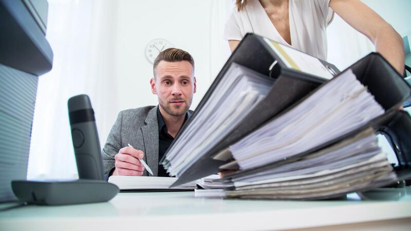 Gute Gewohnheiten: 5 Strategien, um besser zu arbeiten Viel zu tun? Große Aufgaben sollten in kleine Handlungen zerlegt werden.