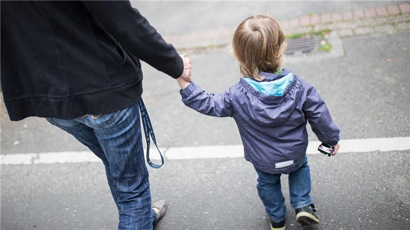 Viele Alleinerziehende bekommen keinen Betreuungsplatz für ihr Kind. (Symbolbild)