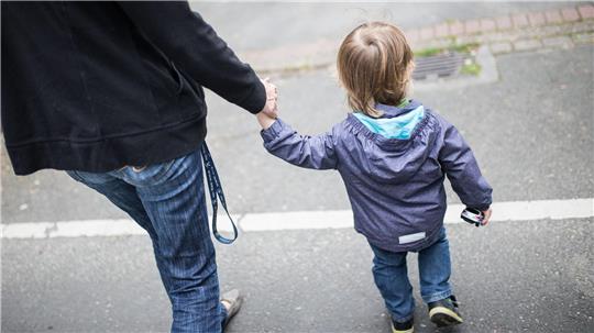 Viele Alleinerziehende bekommen keinen Betreuungsplatz für ihr Kind. (Symbolbild)