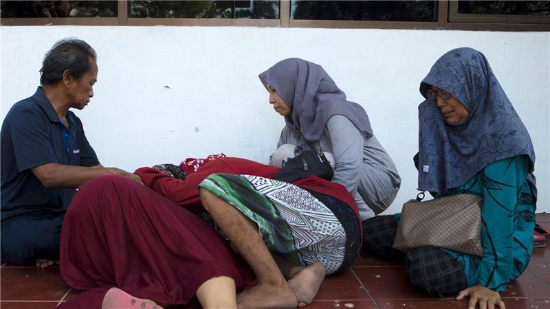 Fähre sinkt vor Bali: Dutzende Menschen im Meer vermisst Viele Angehörige waren völlig verzweifelt.