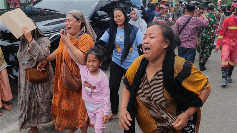 Tote und Vermisste nach Einsturz von Schule in Indonesien Viele Angehörige waren völlig verzweifelt.