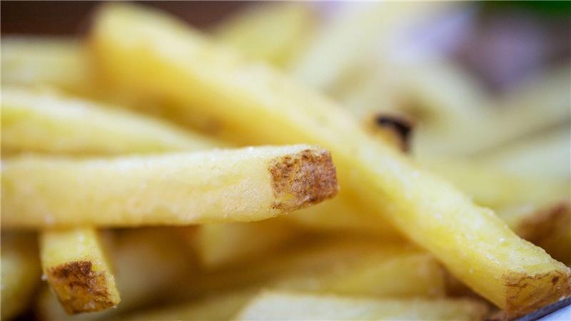 Wenn Menschen weder Erdbeeren noch Orangen essen können Viele Arfid-Betroffene essen Pommes und sind daher sogar übergewichtig. (Archivbild)