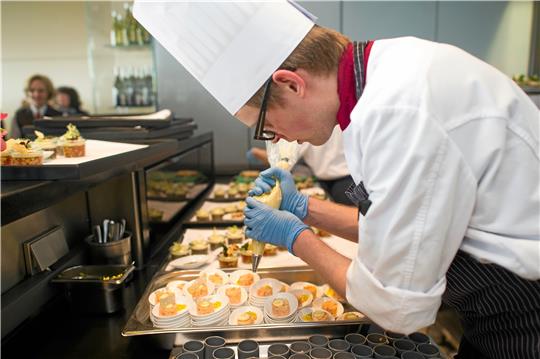 Viele Ausbildungsplätze sind noch unbesetzt, auch die Gastronomie ist betroffen.Das wirkt sich in vielen Restaurants auch in Bad Harzburg ganz konkret aus, etwa mit verkürzten Öffnungszeiten.  Symbolfoto: Dehoga