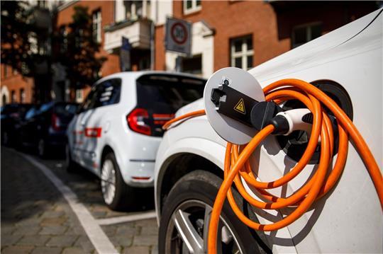 Viele Autofahrerinnen und Autofahrer kritisieren die Kosten von E-Autos, sorgen sich um deren Reichweite und zweifeln, dass die Fahrzeuge wirklich umweltfreundlicher sind.