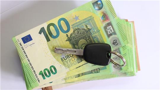 Viele Autokäufe werden per Kredit finanziert. (Symbolbild)