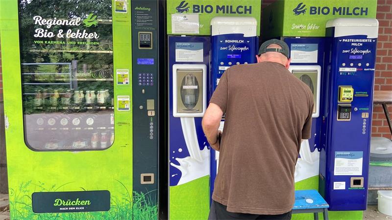 Von Saatgut bis Beton: Was Automaten alles bieten Viele Bauernhöfe bieten ihre Produkte wie Milch und Käse zum Verkauf im Automaten an.