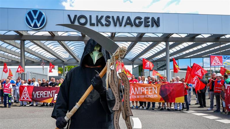 Viele Beschäftigte bei Autoherstellern und Zulieferern bangen um ihre Jobs. Bei Volkswagen ist die Zukunft von vier ganzen Autofabriken ungewiss. (Archivbild)