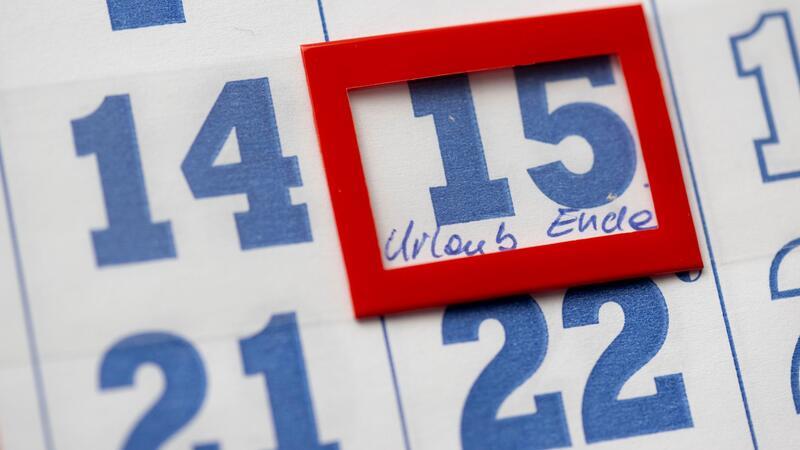 Studie zum Urlaubsverhalten: Zu wenig Distanz zur Arbeit Viele Beschäftigte schalten schon vor Urlaubsende wieder in den Arbeitsmodus.