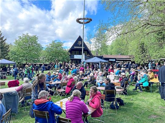 Viele Besucher kommen im Laufe des Tages zum Molkenhaus, um das mehrstündige Folkloreprogramm zu erleben. Fotos: Schlegel