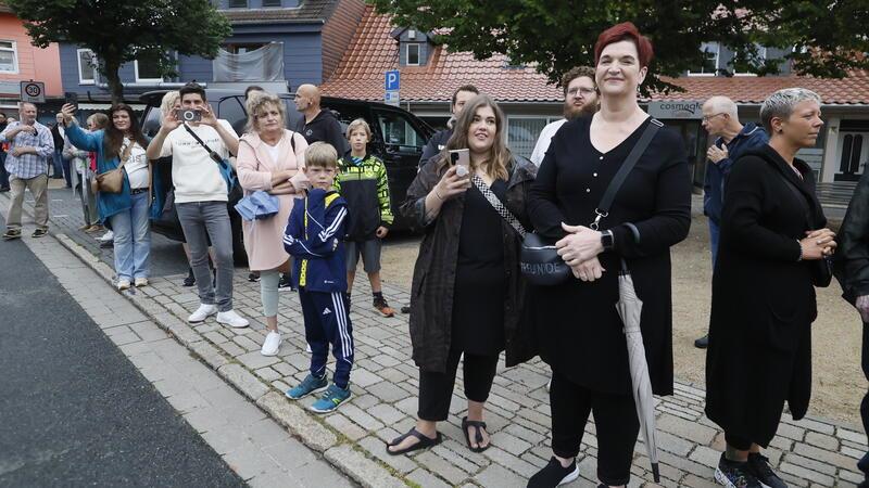 Ein Wochenende für die Geschichtsbücher der Brandbekämpfer Viele Besucher sind beim Sternmarsch mit von der Partie und applaudieren für ihre Brandbekämpfer.