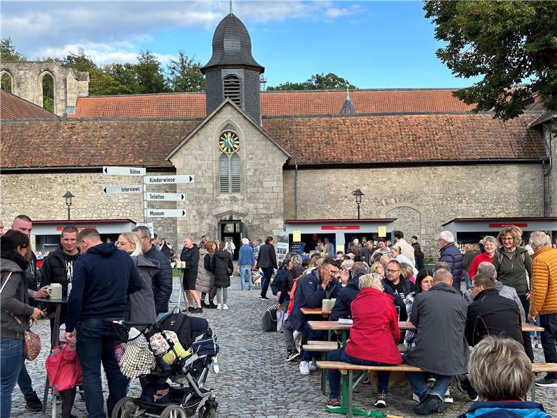 Walkenried: Klostermarkt lockt 10.000 Besucher Viele Besucher sitzen gemütlich bei Kaffee und Kuchen oder auch Bratwurst und Bier auf dem Platz vor dem Kloster Walkenried. Fotos: Eggers