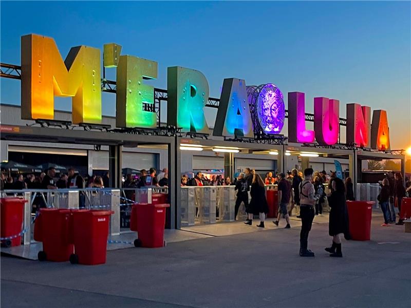 Viele Besucher, vorwiegend in schwarz gekleidet, sind beim Gothic-Festival M'era Luna unterwegs.
