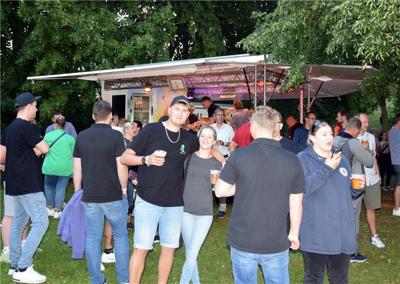 Feiern für den Erhalt des Hornburger Stadtbads Viele Besucherinnen und Besucher machen abends Party. DJ Galaxy sorgt sich um die musikalische Unterhaltung. Foto: Wendt