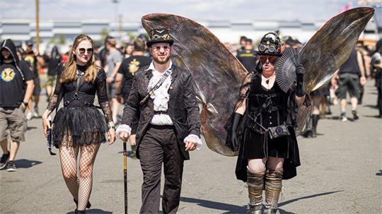 Viele Besucherinnen und Besucher tragen aufwendige Kostüme. 
